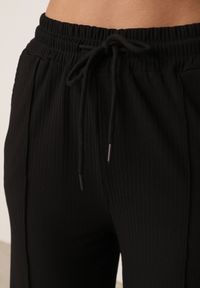 Born2be - Czarne Szerokie Spodnie z Prążkowanej Tkaniny z Wysokim Stanem Sarora. Okazja: na co dzień. Stan: podwyższony. Kolor: czarny. Materiał: tkanina, prążkowany. Wzór: prążki. Styl: casual #4