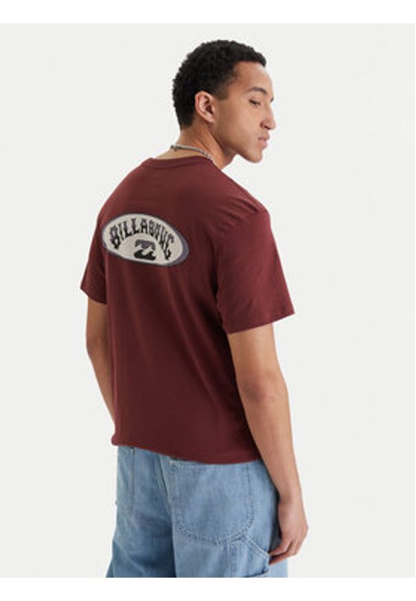 Billabong T-Shirt Orbit Arch EBYZT00522 Bordowy Regular Fit. Kolor: czerwony. Materiał: bawełna
