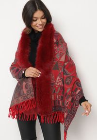Born2be - Bordowe Wzorzyste Ponczo z Frędzlami i Futerkowym Obszyciem Serrattia. Okazja: na imprezę, na co dzień. Kolor: czerwony. Styl: elegancki, casual, boho