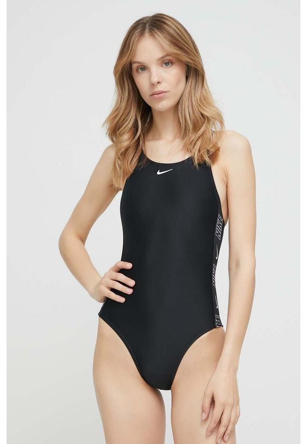 Nike jednoczęściowy strój kąpielowy Logo Tape kolor czarny miękka miseczka. Kolor: czarny. Materiał: skóra, materiał, włókno