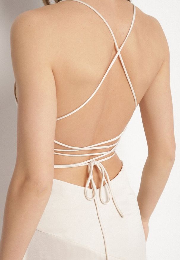 Born2be - Jasnobeżowa Asymetryczna Sukienka Vices z Odkrytymi Plecami i Gorsetowym Wiązaniem Natifalia. Typ kołnierza: dekolt gorset. Kolor: beżowy. Typ sukienki: asymetryczne, gorsetowe. Styl: elegancki
