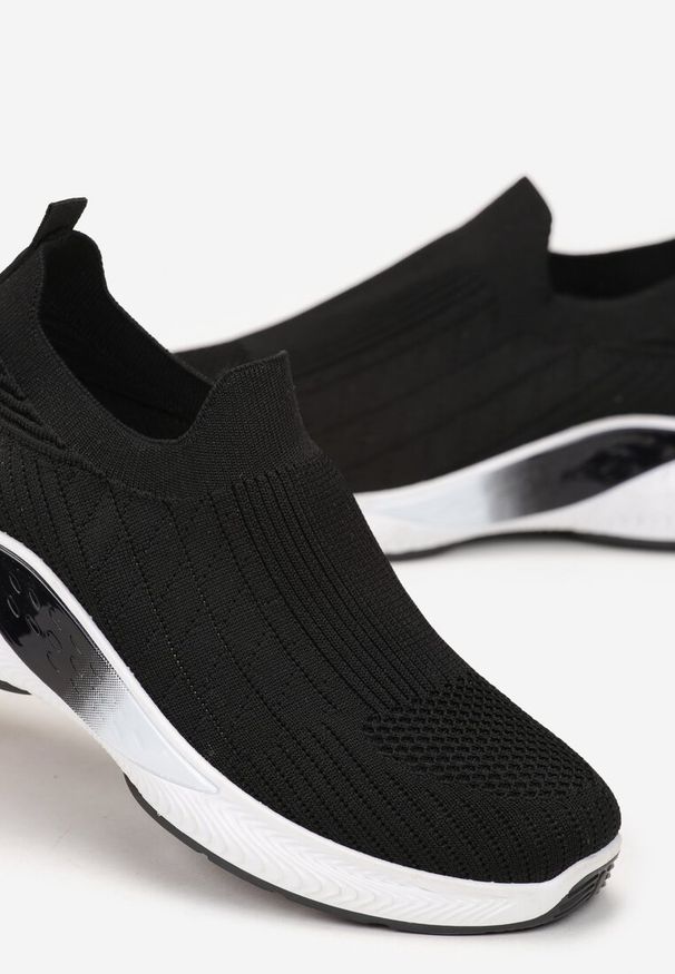 Born2be - Czarne Buty Sportowe z Elastyczną Cholewką i Ozdobną Podeszwą Pilly. Wysokość cholewki: przed kostkę. Zapięcie: bez zapięcia. Kolor: czarny. Materiał: materiał. Szerokość cholewki: normalna. Obcas: na płaskiej podeszwie