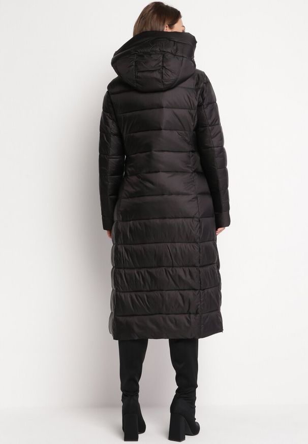 Born2be - Czarna Długa Pikowana Kurtka Płaszcz z Kapturem i Ozdobnymi Suwakami Vlemika. Typ kołnierza: kaptur. Kolor: czarny. Długość: długie