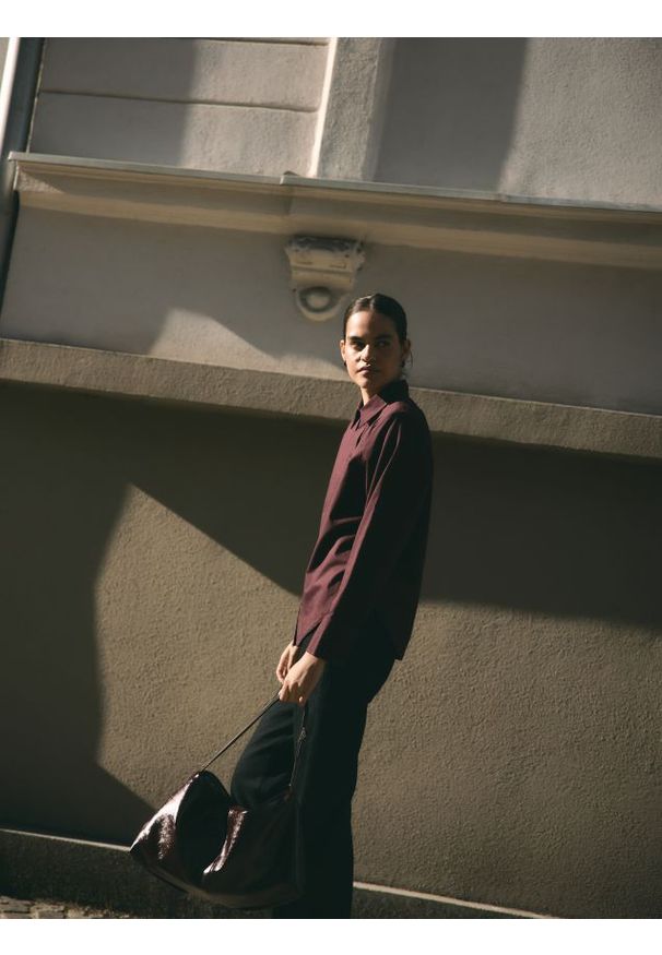 Reserved - Duża torebka na ramię - mahoniowy. Kolor: brązowy. Materiał: skórzane. Rozmiar: duże. Rodzaj torebki: na ramię