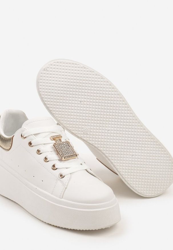 Born2be - Biało-Złote Sneakersy na Grubej Podeszwie z Metaliczną Aplikacją i Cyrkoniami Loraria. Okazja: na co dzień. Nosek buta: okrągły. Zapięcie: sznurówki. Kolor: biały. Materiał: jeans, materiał. Wzór: aplikacja. Obcas: na obcasie. Wysokość obcasa: niski