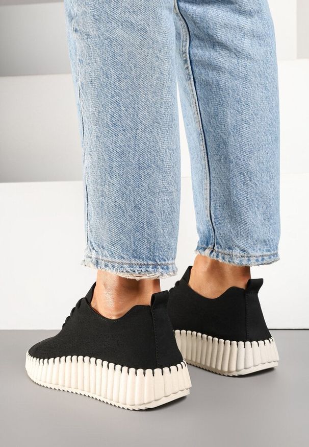 Renee - Czarne Sneakersy na Tłoczonej Platformie z Ażurową Cholewką Ronfira. Kolor: czarny. Szerokość cholewki: normalna. Wzór: ażurowy. Obcas: na platformie