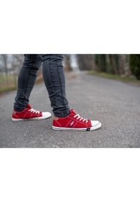 Czerwone Trampki Mustang Modne Obuwie Męskie. Kolor: czerwony. Szerokość cholewki: normalna. Wzór: aplikacja. Styl: klasyczny #8