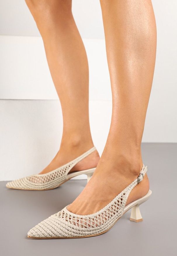 Renee - Białe Sandały na Kaczuszce Typu Slingback z Ażurową Cholewką Olzivia. Okazja: na co dzień. Zapięcie: sprzączka. Kolor: biały. Wzór: ażurowy. Sezon: lato. Obcas: na szpilce. Styl: elegancki, casual