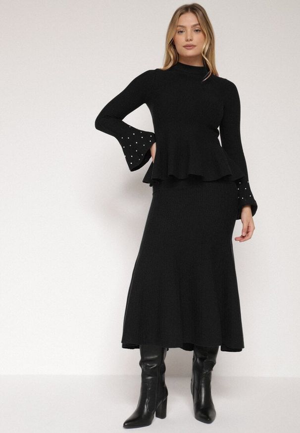 Born2be - Czarny Dzianinowy Komplet z Wiskozą Spódnica i Sweter z Baskinką i Cyrkoniami Neora. Kolor: czarny. Materiał: wiskoza, dzianina