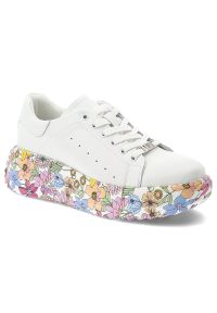 Sneakersy damskie Filippo, cholewka ze skóry naturalnej licowej z klasycznym sznurowaniem i delikatną perforacją po bokach, masywna platforma z dekor. Okazja: na co dzień. Kolor: biały. Materiał: skóra. Szerokość cholewki: normalna. Wzór: kolorowy, gładki. Obcas: na platformie #1