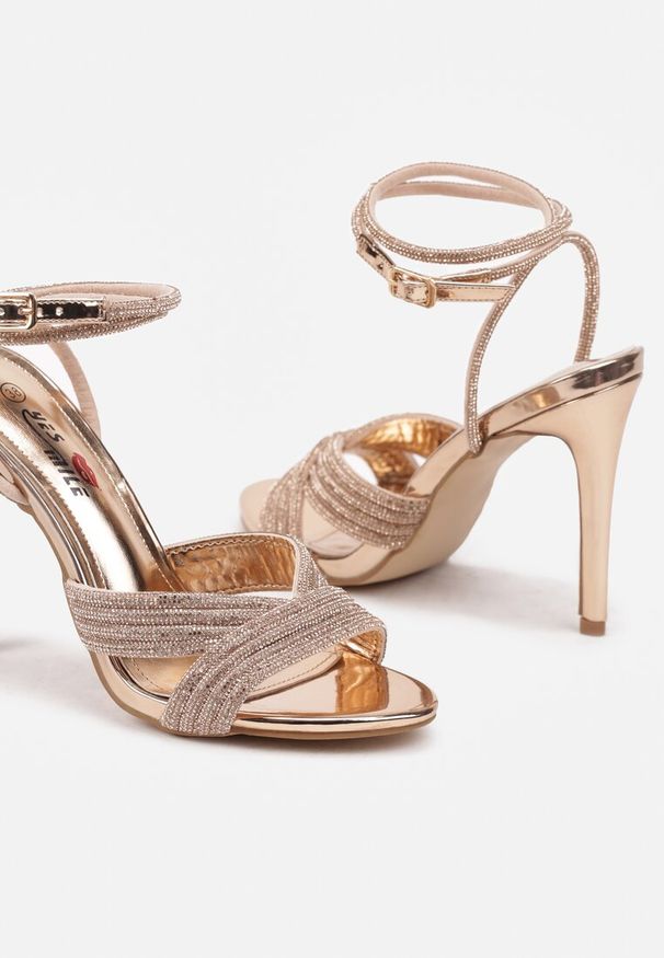 Renee - Szampańskie Sandały na Szpilce z Cyrkoniami i Paseczkiem Wokół Kostki Irivane. Zapięcie: sprzączka. Kolor: złoty. Materiał: jeans. Obcas: na szpilce. Styl: elegancki, wizytowy. Wysokość obcasa: średni