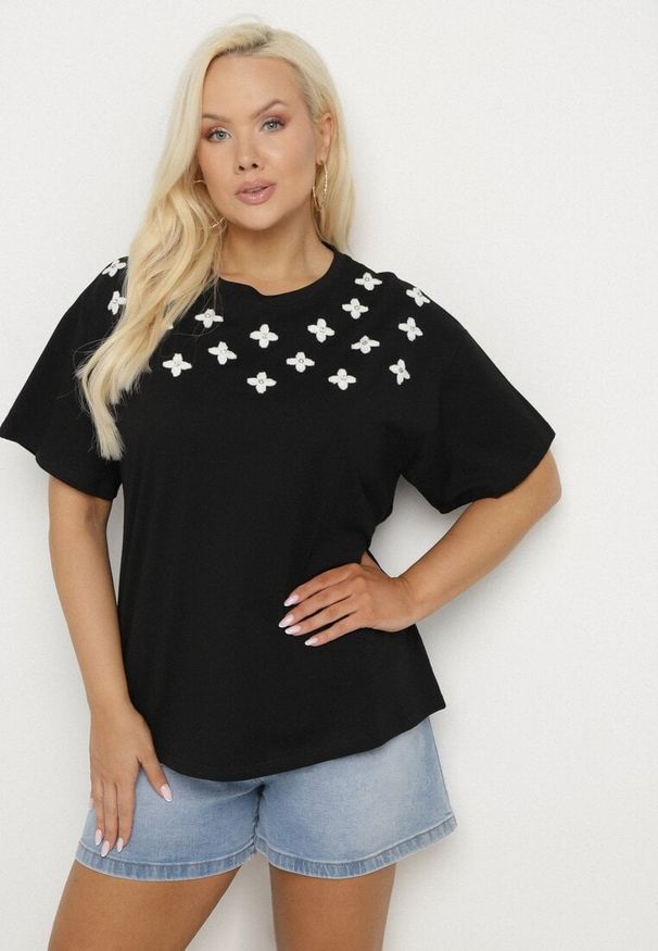 Born2be - Czarny T-shirt z Bawełny Ozdobiony Cyrkoniami i Haftami Firarette. Okazja: na co dzień. Kolor: czarny. Materiał: bawełna. Wzór: aplikacja, haft. Styl: klasyczny, casual