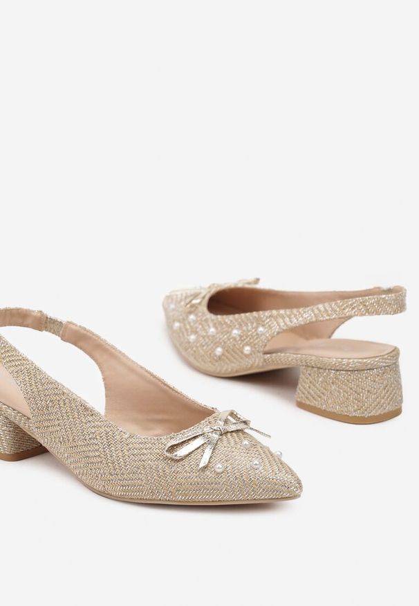 Renee - Beżowe Czółenka na Słupku Typu Slingback Ozdobione Kokardą i Perełkami Calretis. Okazja: na co dzień, na spacer. Kolor: beżowy. Materiał: jeans. Wzór: aplikacja. Obcas: na słupku. Styl: klasyczny, elegancki, casual. Wysokość obcasa: niski