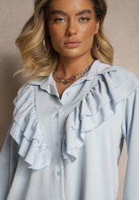 Renee - Jasnoniebieska Koszula Ozdobiona Falbaną Kornella. Okazja: na co dzień. Typ kołnierza: kołnierzyk klasyczny. Kolor: niebieski. Materiał: jeans. Wzór: aplikacja. Styl: klasyczny, elegancki, casual #3