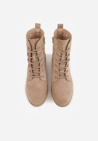 Renee - Ciemnobeżowe Ażurowe Botki ze Sznurowaną Cholewką Sephylia. Okazja: na co dzień. Kolor: beżowy. Materiał: zamsz. Szerokość cholewki: normalna. Wzór: ażurowy. Styl: casual, boho #5