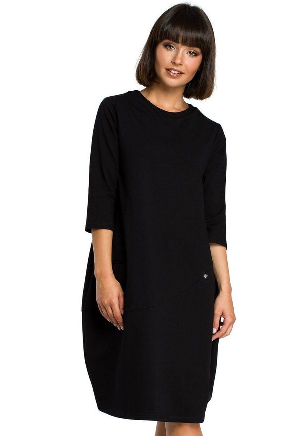 BE - Sukienka dresowa bombka oversize z kieszonką z przodu czarna. Okazja: na co dzień. Kolor: czarny. Materiał: dresówka. Typ sukienki: oversize, bombki. Styl: casual