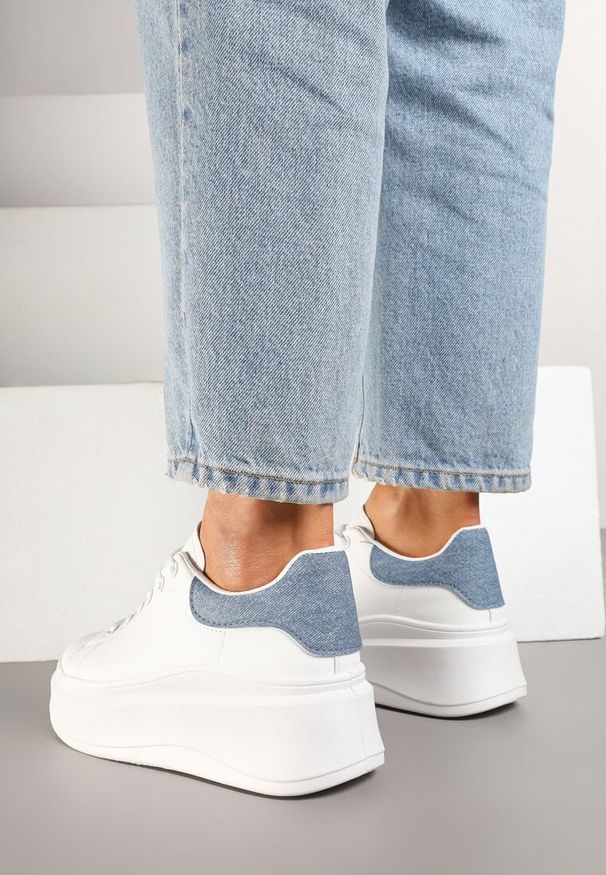 Renee - Biało-Niebieskie Sznurowane Sneakersy na Niskiej Platformie z Imitacji Skóry Ajanfa. Kolor: biały. Materiał: skóra. Obcas: na platformie
