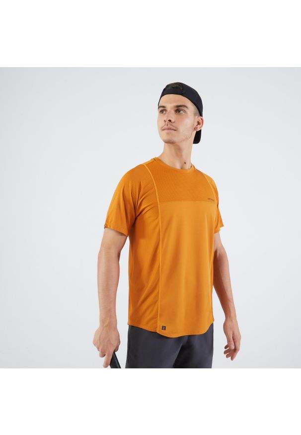 ARTENGO - Koszulka tenisowa męska Artengo Dry Gaël Monfils. Kolor: brązowy, pomarańczowy. Materiał: materiał, poliester, elastan. Długość rękawa: krótki rękaw. Długość: krótkie. Sport: tenis
