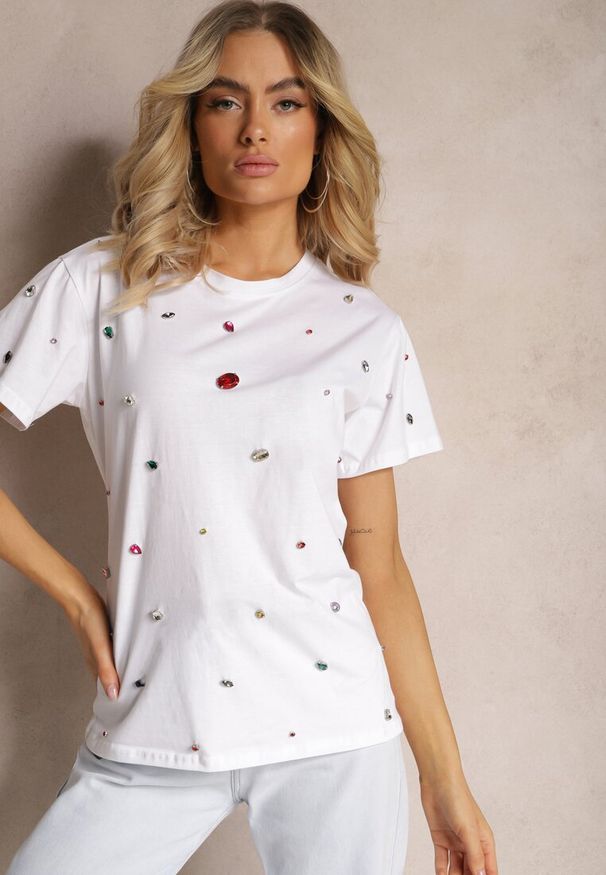 Renee - Biały T-shirt z Cyrkoniami w Różnych Kolorach Varcia. Okazja: na co dzień. Kolor: biały. Materiał: jeans. Styl: elegancki, casual