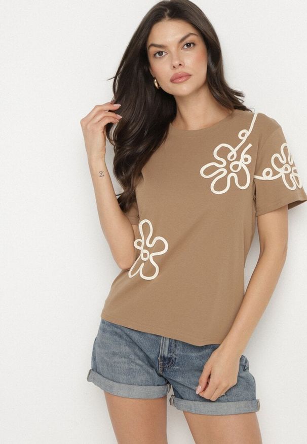 Born2be - Jasnobrązowy T-shirt z Kwiatowymi Aplikacjami Tilenna. Okazja: na co dzień. Kolor: brązowy. Materiał: jeans. Wzór: aplikacja, kwiaty. Styl: klasyczny, elegancki, casual