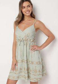 Born2be - Jasnozielona Sukienka Boho z Wiskozy na Ramiączkach Zdobiona Metalicznym Haftem Saleriela. Okazja: na spacer, na co dzień. Kolor: zielony. Materiał: wiskoza. Długość rękawa: na ramiączkach. Wzór: aplikacja, haft. Typ sukienki: rozkloszowane. Styl: boho #4