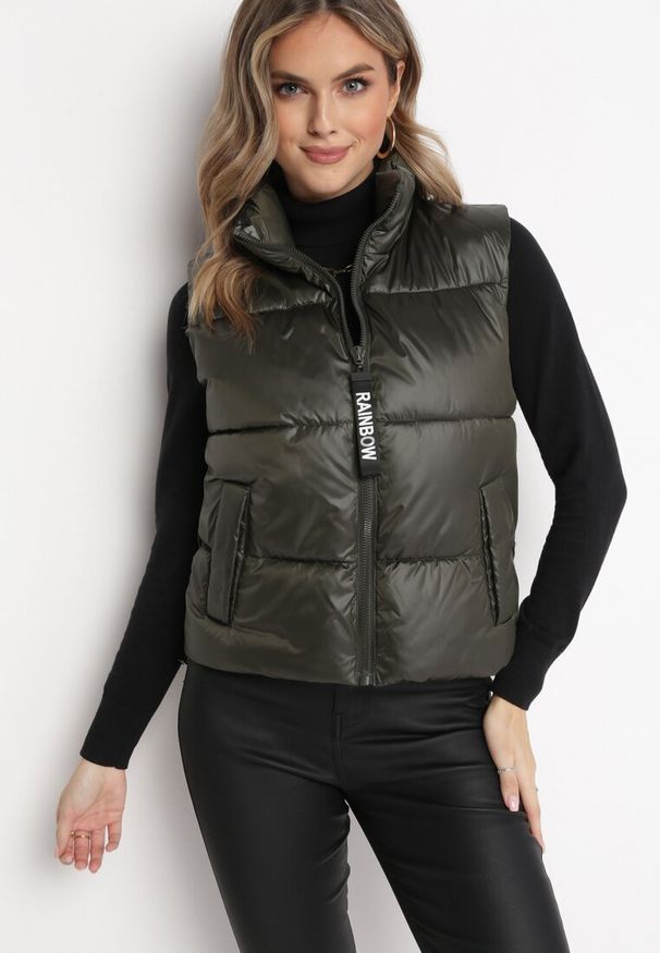 Born2be - Ciemnozielona Kamizelka z Szerokim Kołnierzem Pikowana Risara. Kolor: zielony. Długość rękawa: bez rękawów