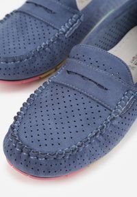 Born2be - Niebieskie Ażurowe Mokasyny ze Skórzaną Wkładką Ozdobione Przeszyciami Sylilise. Okazja: na co dzień. Kolor: niebieski. Materiał: skóra. Wzór: ażurowy, aplikacja. Styl: casual, klasyczny #7