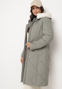 Born2be - Ciemnozielona Pikowana Kurtka z Kapturem i Ozdobnym Kołnierzem Ściągana w Pasie Ellarisa. Typ kołnierza: kaptur. Kolor: zielony. Materiał: jeans, wełna. Styl: elegancki #5