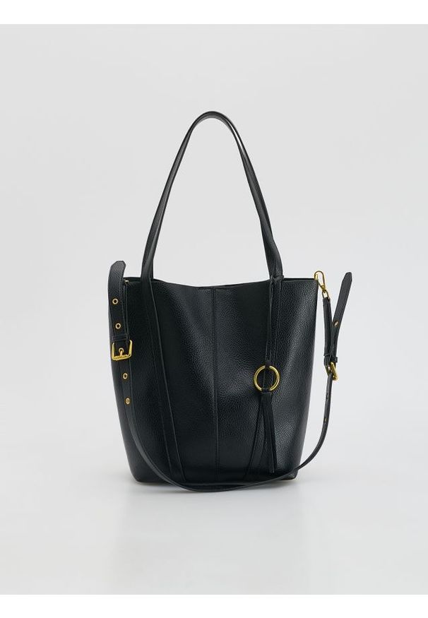 Reserved - Torebka shopper z zawieszką - czarny. Kolor: czarny. Materiał: skórzane