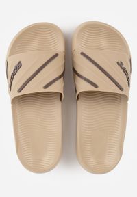 Born2be - Beżowe Klapki Basenowe na Grubej Podeszwie z Tłoczonymi Paskami i Napisem Menimisia. Okazja: na co dzień. Kolor: beżowy. Wzór: napisy. Sezon: lato. Styl: wakacyjny, casual, klasyczny, sportowy #4