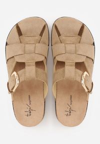 Renee - Ciemnobeżowe Klapki Mule na Podeszwie z Imitacji Korka Zdobione Wycięciami i Klamrą Deolure. Okazja: na co dzień, na randkę. Kolor: beżowy. Materiał: jeans, zamsz. Wzór: aplikacja. Sezon: lato. Styl: boho, wakacyjny, casual #2