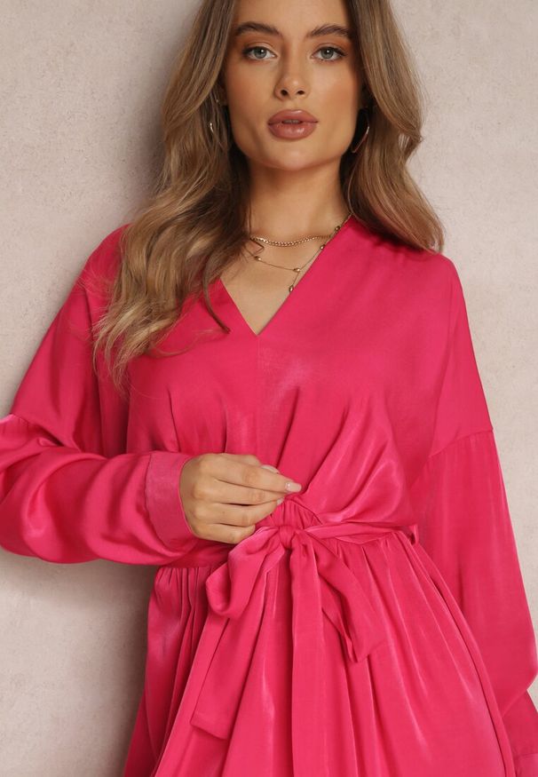 Renee - Fuksjowa Sukienka z Paskiem Halitha. Kolor: różowy. Materiał: materiał. Długość rękawa: długi rękaw. Styl: klasyczny. Długość: mini