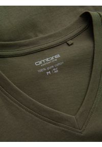 Ombre Clothing - Męska klasyczna bawełniana koszulka z dekoltem w serek BASIC - ciemnooliwkowa V6. Typ kołnierza: dekolt w serek. Kolor: oliwkowy. Materiał: bawełna. Styl: klasyczny #7