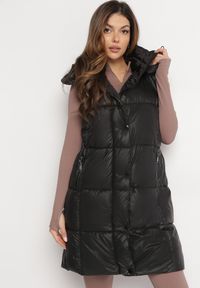 Born2be - Czarna Kamizelka o Długim Pikowanym Fasonie z Odpinanym Kapturem Glonte. Okazja: na co dzień. Kolor: czarny. Materiał: tkanina, materiał. Długość: długie. Styl: casual, klasyczny #2