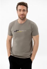 Volcano - Bawełniana koszulka T-SUBI. Materiał: bawełna. Długość rękawa: krótki rękaw. Długość: krótkie. Wzór: nadruk, napisy. Styl: klasyczny #1