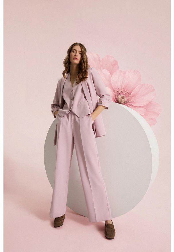 MOODO - Spodnie w delikatne paski różowe. Kolor: różowy. Materiał: wiskoza, elastan, poliester. Wzór: paski