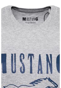 Mustang - MUSTANG T SHIRT BASIC PRINT TEE MID GREY MELANGE 1008372 4140. Okazja: na uczelnię, na co dzień. Materiał: jeans, dzianina, bawełna. Długość rękawa: krótki rękaw. Długość: krótkie. Wzór: nadruk. Sezon: lato. Styl: elegancki, klasyczny, casual