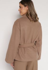 Born2be - Beżowy Krótki Płaszcz z Wiskozą o Pudełkowym Kroju z Wiązanym Paskiem i Kołnierzem Tusilia. Okazja: na co dzień. Kolor: beżowy. Materiał: wiskoza. Długość: krótkie. Styl: casual, klasyczny #2