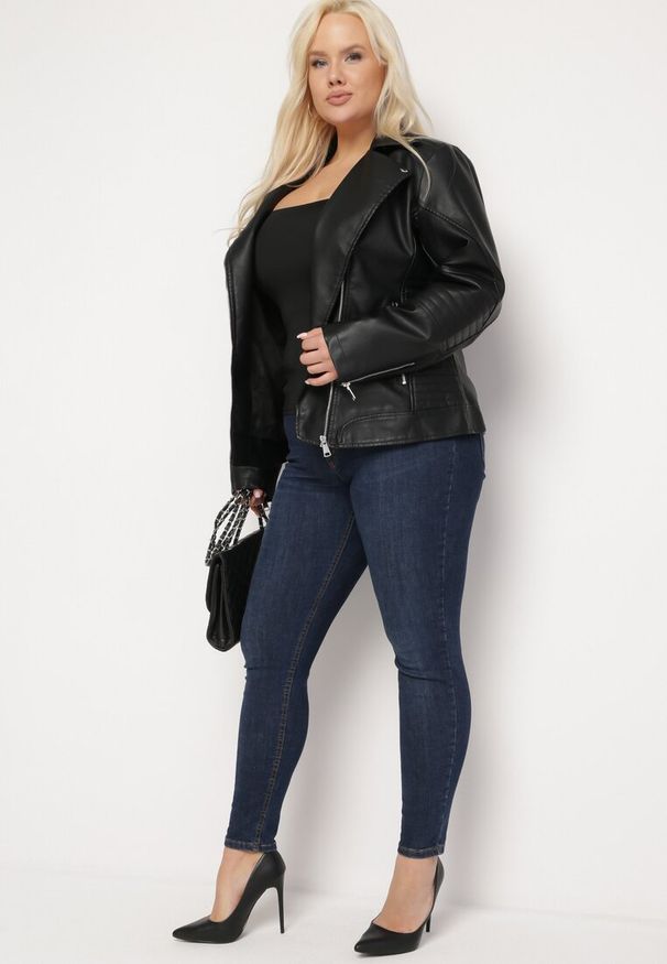 Born2be - Czarna Kurtka Ramoneska z Ekoskóry z Ozdobnymi Paskami na Napy Bellassa. Typ kołnierza: kołnierzyk stójkowy. Kolekcja: plus size. Kolor: czarny. Wzór: paski