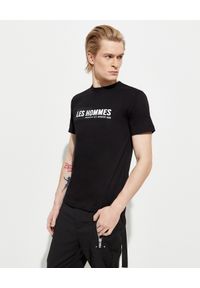 Les Hommes - LES HOMMES - Czarny t-shirt z logo. Okazja: na co dzień. Kolor: czarny. Materiał: jeans, bawełna. Wzór: nadruk. Styl: klasyczny, casual #1