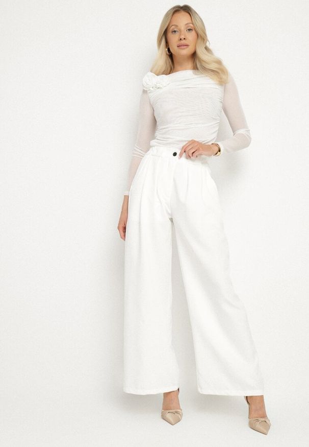 Born2be - Białe Spodnie Garniturowe o Szerokim Kroju z Zakładkami i Wysokim Stanem Ulianeria. Okazja: na co dzień, do pracy, na spotkanie biznesowe. Stan: podwyższony. Kolor: biały. Styl: klasyczny, casual, biznesowy