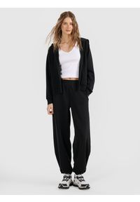 4f - 4F Spodnie dresowe z szerokimi nogawkami z modalem damskie - czarne L. Stan: podwyższony. Kolor: czarny. Materiał: dresówka. Wzór: gładki #1