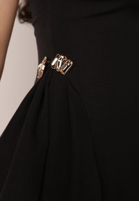 Born2be - Czarna Elegancka Sukienka Bez Rękawów Zdobiona Przypinkami w Talii Rhaegina. Okazja: na co dzień. Kolor: czarny. Długość rękawa: bez rękawów. Wzór: aplikacja. Typ sukienki: rozkloszowane, proste. Styl: elegancki #7