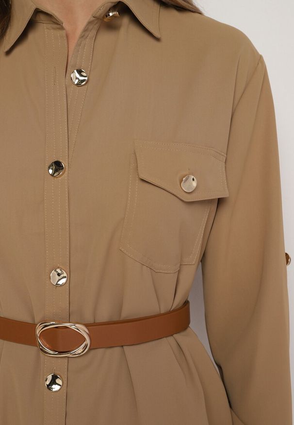 Born2be - Ciemnobeżowa Sukienka Deliberation. Typ kołnierza: kołnierzyk klasyczny. Kolor: beżowy. Długość rękawa: długi rękaw. Wzór: aplikacja. Typ sukienki: koszulowe, asymetryczne. Styl: klasyczny. Długość: mini