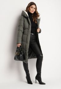 Born2be - Zielona Pikowana Kurtka o Długim Kroju z Kapturem i Wiązanym Paskiem Neandira. Okazja: na co dzień. Typ kołnierza: kaptur. Kolor: zielony. Materiał: jeans, materiał. Długość rękawa: długi rękaw. Długość: długie. Sezon: zima, jesień. Styl: klasyczny, casual, elegancki #4