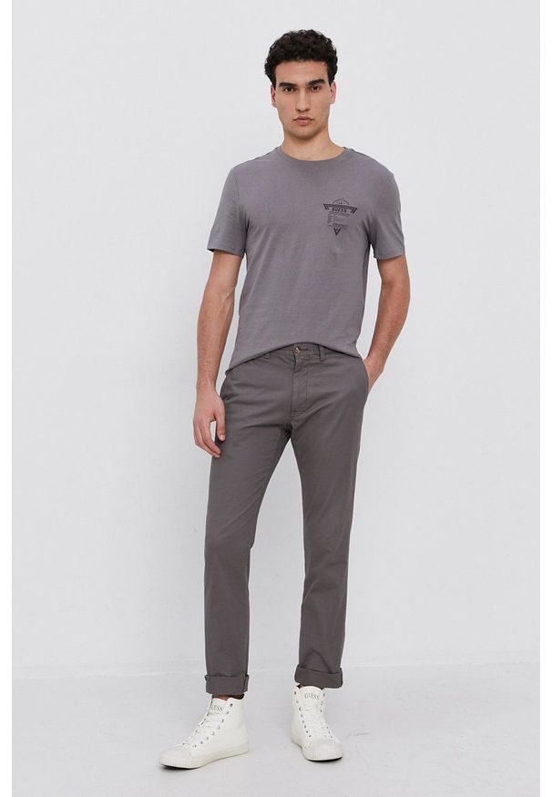Guess - T-shirt bawełniany. Okazja: na co dzień. Kolor: szary. Materiał: bawełna. Wzór: nadruk. Styl: casual
