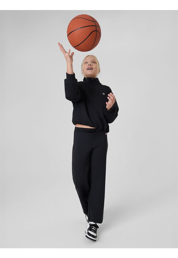 4f - 4F Spodnie sportowe z prostymi nogawkami dziewczęce - czarne 122/128 (6-8 lat). Kolor: czarny. Materiał: dzianina, materiał. Sezon: lato