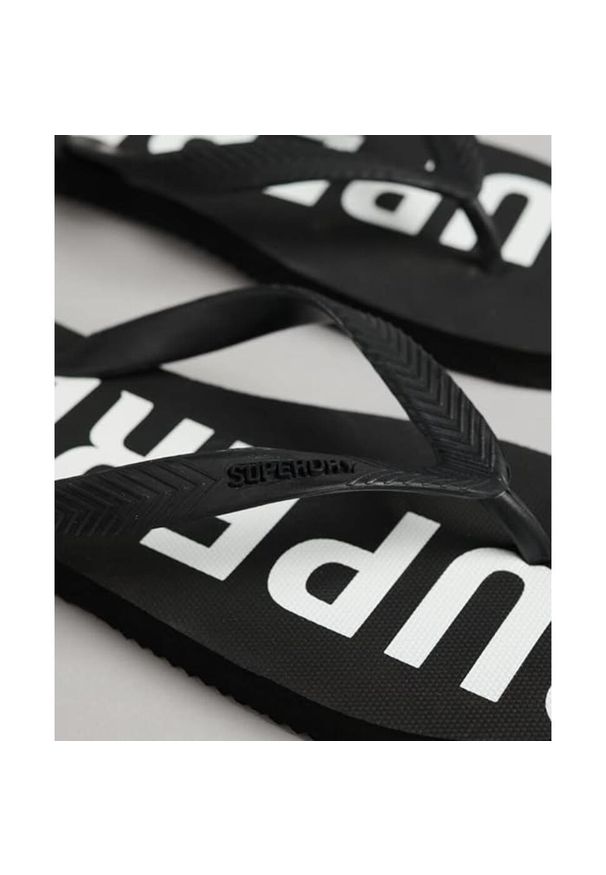 Japonki plażowe męskie Superdry Code Essential Flip Flop. Okazja: na plażę. Kolor: czarny. Styl: sportowy