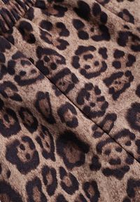 Renee - Beżowe Spodnie z Prostymi Nogawkami w Panterkę Enalora. Okazja: na co dzień, na spotkanie biznesowe. Kolor: beżowy. Materiał: materiał. Wzór: motyw zwierzęcy. Styl: casual, biznesowy, elegancki #8