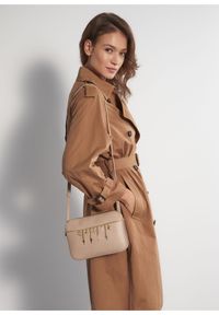 Ochnik - Torebka damska z monogramem. Kolor: beżowy. Materiał: skórzane. Styl: klasyczny. Rodzaj torebki: na ramię #2